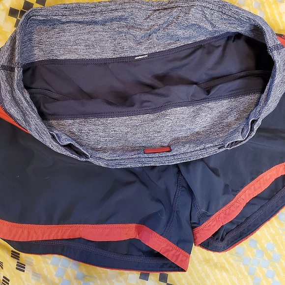 LULULEMON Low-Rise lined Athletic Shorts Sz 6 - Picture 3 of 6